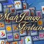 다양한 점성술 기호가 새겨진 마작 패들이 겹겹이 쌓여 있고, 중앙에 MahJongg Fortuna라는 글자가 쓰여 있습니다