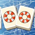 구명 부표 그림이 그려진 두 개의 타일이 중앙에 배치되고 그 주위에 야자수, 세계지도, 아이스크림 등의 여행 관련 아이콘이 있는 타일들이 있는 이미지