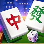 녹색과 빨간색 글자가 있는 두 개의 마작 패와 주사위가 나무 판 위에 놓여 있는 그림