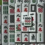 흩어진 마작 패들이 서로 겹쳐져 있는 모습