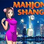 분홍색 드레스를 입은 여성이 도시 야경을 배경으로 서 있고, 하늘에 마작 패가 흩어져 있다