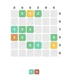 격자 안에 다양한 색상의 숫자 타일이 배치된 이미지