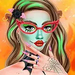 녹색 피부와 붉은 고양이 모양 안경을 쓴 여성 캐릭터가 불타는 배경 앞에서 손톱과 거미줄 문신을 보임