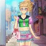 금발 곱슬머리를 한 여성이 화려한 복장을 입고 거리를 걷고 있으며, 밝은 분위기의 거리 풍경이 배경으로 펼쳐져 있다