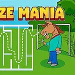 미로 옆에 축구공과 골대에 있는 말 캐릭터가 있는 풍경