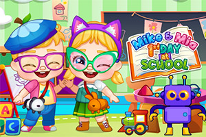 두 명의 아이가 교실에서 장난감과 함께 서 있는 모습