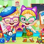 두 명의 아이가 교실에서 장난감과 함께 서 있는 모습