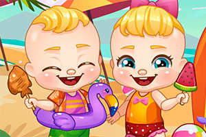 귀여운 아기 두 명이 해변에서 튜브와 아이스크림을 들고 웃고 있는 모습