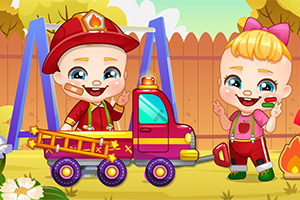 소방관 모자를 쓴 아이와 장난감 소방차, 그리고 리본을 한 여자아이가 울타리 앞에서 함께 있는 모습