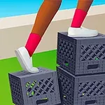 사람의 다리가 여러 개의 플라스틱 상자 위를 걷고 있는 모습