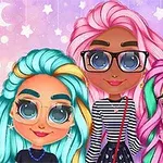 세 명의 소녀들이 큰 안경을 쓰고 형형색색의 머리 스타일로 웃고 있는 모습