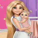 긴 금발머리의 여성이 아기를 안고 있으며, 배경은 별무늬 핑크 벽과 아기 침대가 있는 아기방입니다