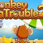 원숭이가 해변에 앉아 바나나와 파라솔이 있는 장면