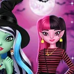 마녀 모자를 쓴 초록색 피부의 인물과 검은색과 분홍색 머리를 한 인물이 야경 배경 앞에서 함께 포즈를 취하고 있는 모습