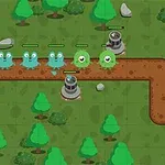 녹색과 파란색 작은 괴물들이 갈색 길을 따라 걷고 있으며, 주변에 나무와 포탑들이 배치되어 있는 장면