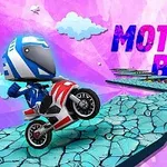 헬멧을 쓴 캐릭터가 오토바이를 타고 하늘의 구름과 핑크색 배경 앞을 달리고 있는 장면