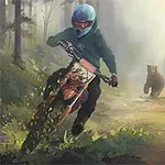 숲 속에서 오토바이를 타고 있는 헬멧 쓴 사람과 그를 뒤쫓고 있는 곰