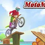 오토바이를 타고 나무 경사로를 뛰어넘는 헬멧 쓴 라이더