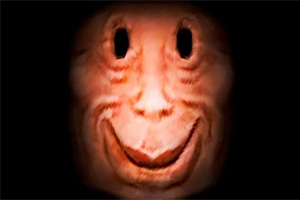 어둠 속에서 환하게 웃고 있는 흉상 형태의 얼굴