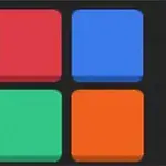 빨간색, 파란색, 초록색, 주황색의 네 개의 색색이 있는 사각형 버튼들이 검은색 배경에 배열되어 있습니다