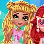 두 명의 캐릭터가 다채로운 배경 앞에서 포즈를 취하고 있으며, 한 명은 금발과 유니콘 드레스, 다른 한 명은 빨간 머리와 안경을 착용하고 있다