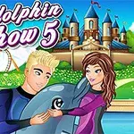 금발 남성과 갈색 머리 여성이 돌고래를 만지고 있으며, 뒤에는 성과 롤러코스터가 보이는 장면