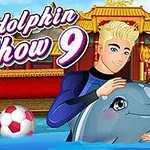 금발의 남성이 돌고래와 함께 물속에 있으며, 배경에 중국풍의 건물이 보이는 장면