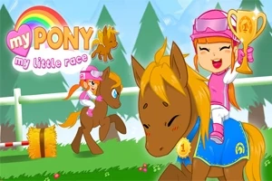 핑크 헬멧을 쓴 소녀가 금색 트로피를 들고 조랑말을 타고 있는 모습