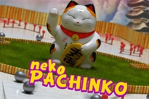 행운의 고양이 모양의 인형이 초원 위에 놓여 있으며, neko PACHINKO라는 글자가 이미지 아래에 있다