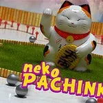 행운의 고양이 모양의 인형이 초원 위에 놓여 있으며, neko PACHINKO라는 글자가 이미지 아래에 있다