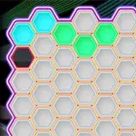 육각형 패턴이 규칙적으로 배열된 보드에 일부 밝은 파란색과 녹색 타일이 포함되어 있는 이미지
