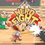 안경을 쓴 아이가 연필로 검은 옷을 입은 사람을 공격하고 있는 장면이 중심에 있고, 배경에는 학교 체육관이 보입니다