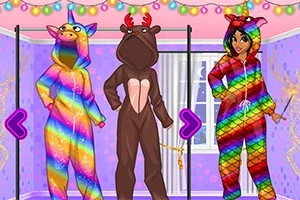 세 사람이 무지개 유니콘과 갈색 순록 의상, 무지개 파자마를 입고 실내에 서 있습니다