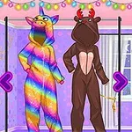 세 사람이 무지개 유니콘과 갈색 순록 의상, 무지개 파자마를 입고 실내에 서 있습니다