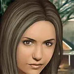 젊은 여성이 정면을 바라보고 있으며 배경에는 나무와 집이 흐릿하게 보인다