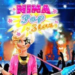 금발의 여성이 화려한 조명 아래 기타를 들고 무대에서 포즈를 취하고 있으며, 배경에는 환호하는 관중들이 보인다