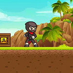 닌자가 밀림 배경과 나무 상자들 앞에 서 있는 모습