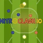 녹색 축구 경기장 배경에 다채로운 공들과 NITRO CLASH