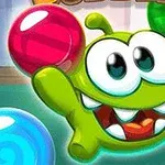 녹색의 귀여운 외계 생명체가 다양한 색상의 공들 사이에서 웃고 있는 모습