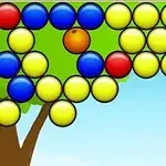 파란색, 노란색, 빨간색 구슬이 나무와 파란 하늘 배경으로 배열되어 있는 이미지