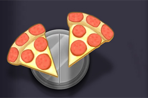 페퍼로니 피자 두 조각이 검은 배경 위의 회색 원형 트레이에 놓여 있는 모습