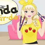 금발 머리를 한 여성이 노란 리본을 머리에 두르고 노란 딸기 셔츠를 입고 가위와 헤어 아이롱을 들고 있다