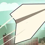 빌딩이 있는 도시 배경을 날아가는 종이비행기