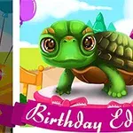 녹색 거북이가 생일 케이크 위에 서 있고 배경에는 동화 같은 집이 있으며, 아래에는 Birthday Edition이라는 글자가 있습니다