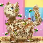 더러워진 고양이가 몸에 나뭇잎과 흙을 붙이고 있으며 파리들이 주변을 날고 있다