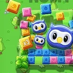 푸른 올빼미 얼굴들과 여러 색상의 블록들이 녹색 배경 위에 놓여 있는 모습