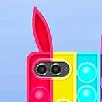 색색의 토끼 귀 모양 팝잇이 있는 스마트폰 카메라 모듈