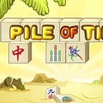 노란색 해변 배경 위에 여러 개의 마작 타일과 큼지막한 PILE OF TILES 문구가 있습니다