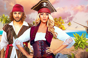 두 명의 해적 복장을 한 남녀가 해변의 열대 배경 앞에 서 있는 모습