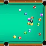 녹색 당구대 위에 여러 개의 컬러 당구공이 흩어져 있는 모습